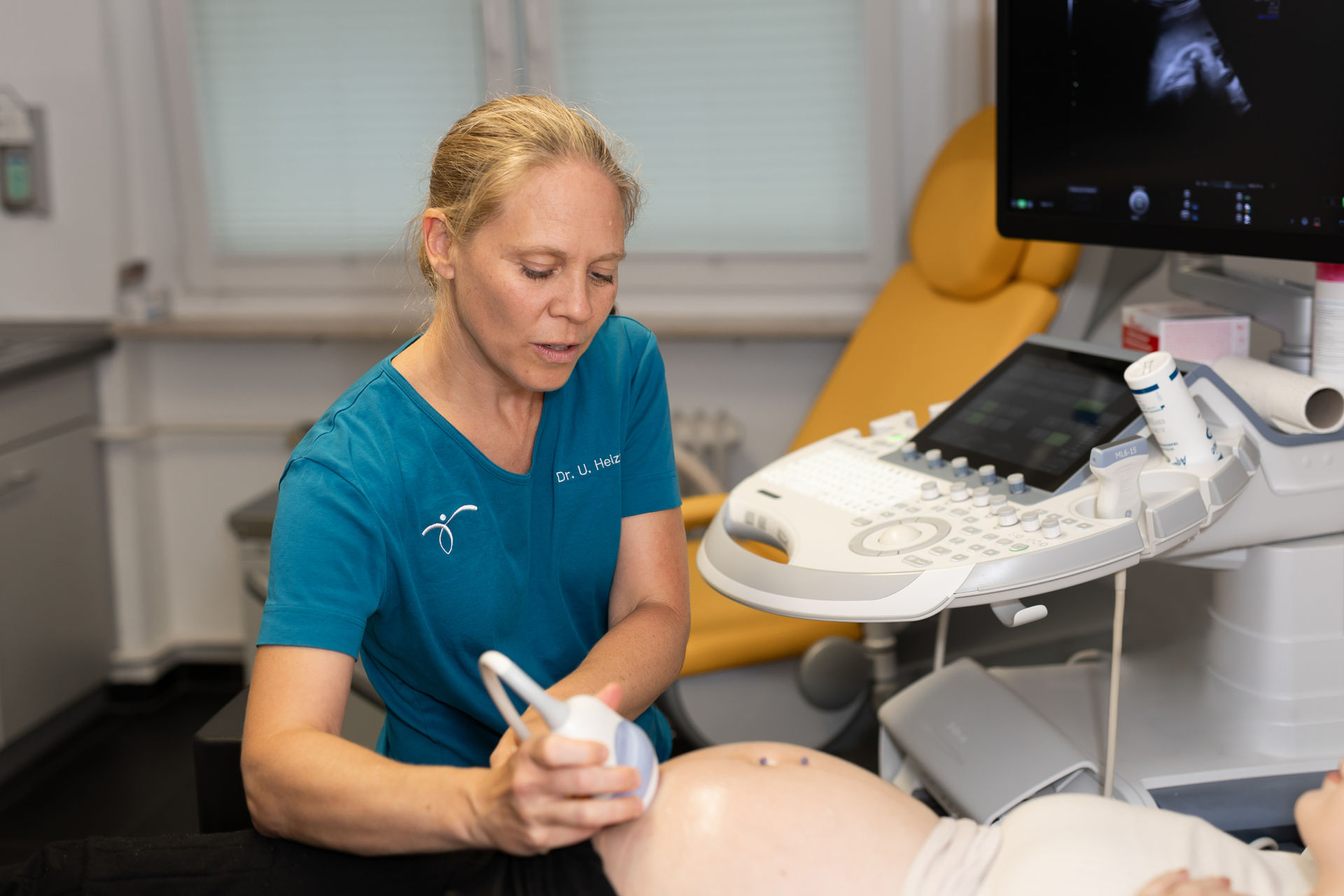Dr. Heizmann führt eine Ultraschalluntersuchung bei einer schwangeren Patientin durch